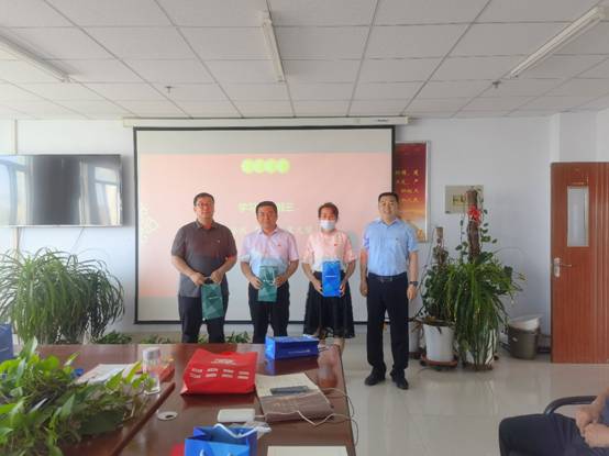 人们站在房间里描述已自动生成