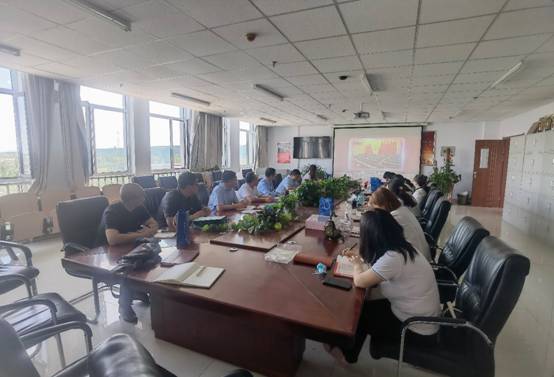 图片包含 室内, 天花板, 桌子, 窗户描述已自动生成