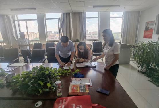 图片包含 窗户, 室内, 桌子, 食物描述已自动生成