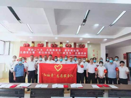 一群人站在台上中度可信度描述已自动生成