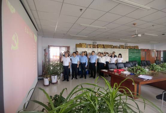 图片包含 室内, 天花板, 桌子, 站描述已自动生成