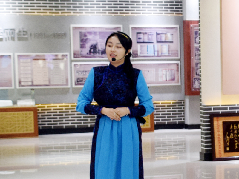 现服学院2018级播音主持艺术一班 梁塔娜